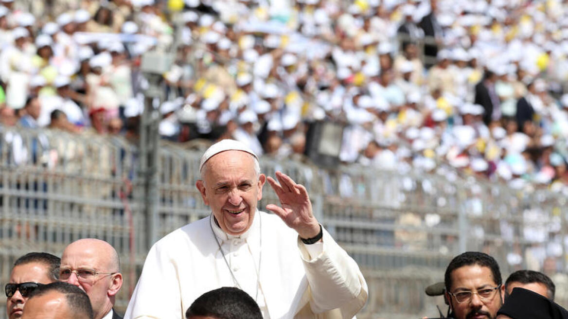 Βίντεο: Χιλιάδες πιστοί στη λειτουργία του Πάπα σε γήπεδο του Καΐρου