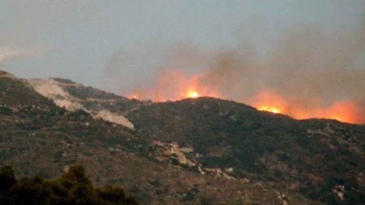Ζάκυνθος: Μεγάλη πυρκαγιά σε δασική έκταση στις Μαριές
