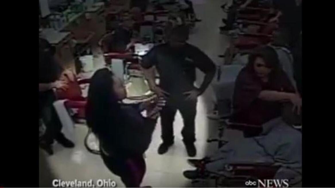 Βίντεο: Μητέρα έβγαλε όπλο σε κομμώτρια για αδιανόητο λόγο!