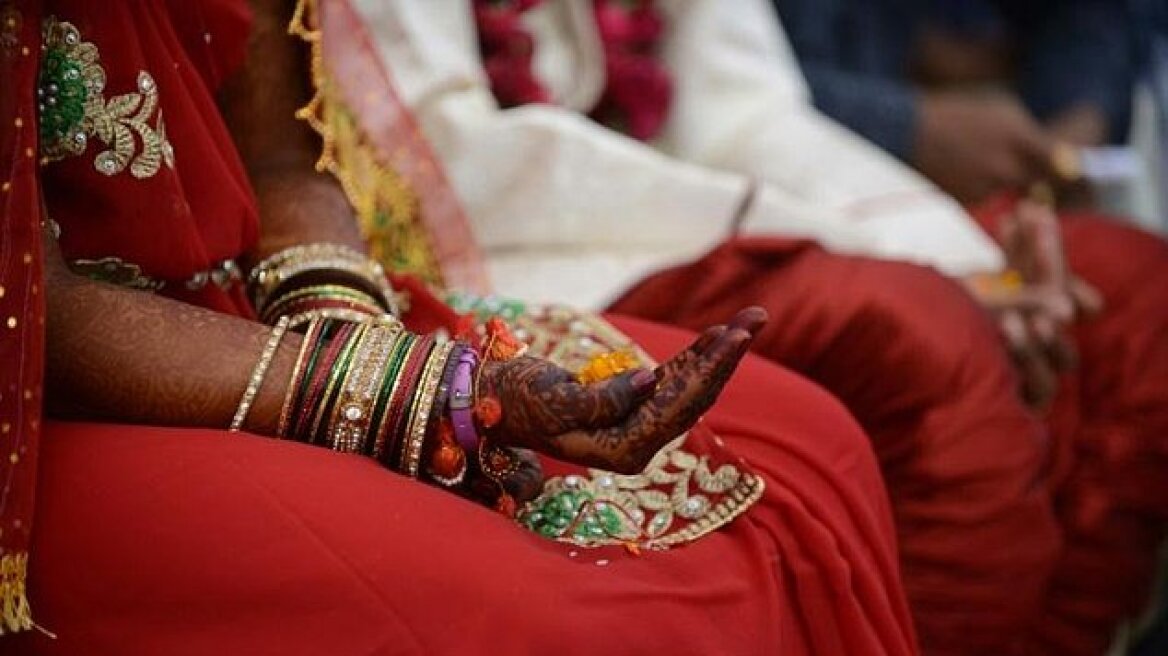 Ινδία: Πολιτικός έδωσε γαμήλιο δώρο στις νύφες ρόπαλα για να χτυπούν τους συζύγους τους αν τις κακοποιούν