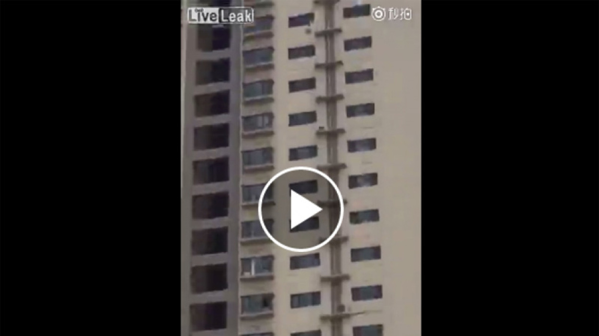 Βίντεο - σοκ: 16χρονος πηδά από τον 20ο όροφο γιατί τον έβαλαν τιμωρία