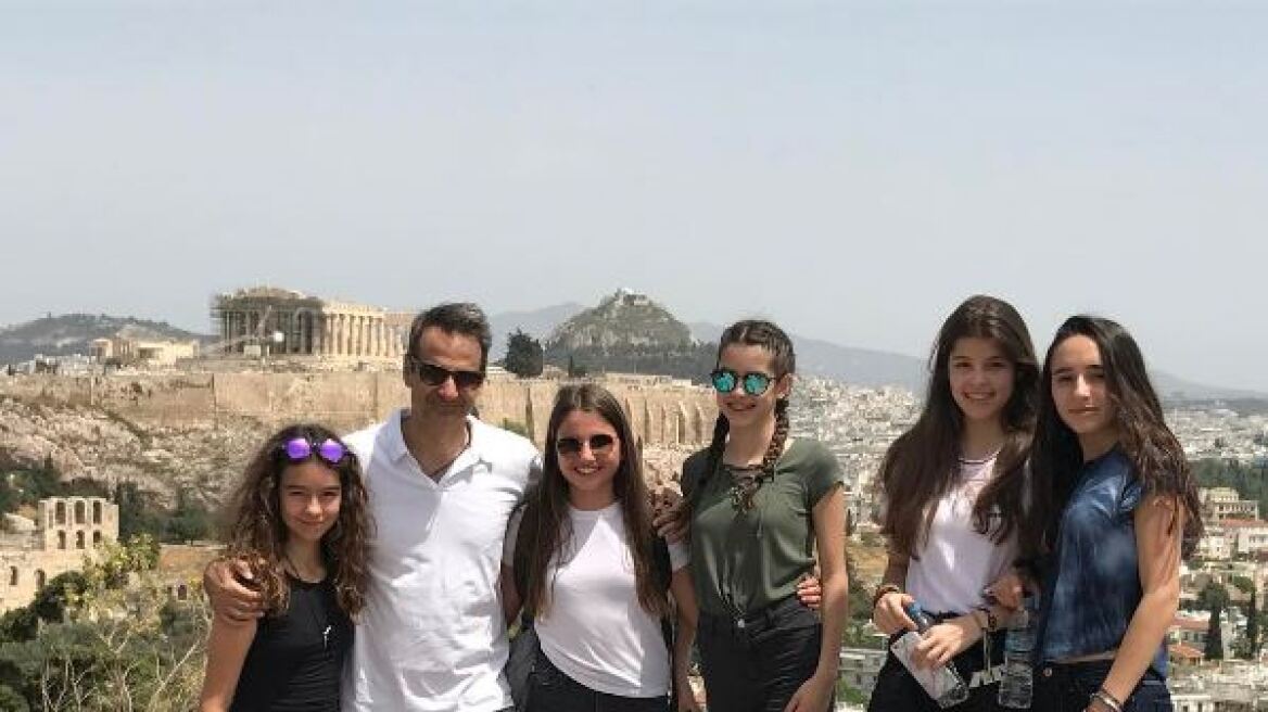 Βόλτα στου Φιλοπάππου με την κόρη του και τις φίλες της ο Κυριάκος Μητσοτάκης