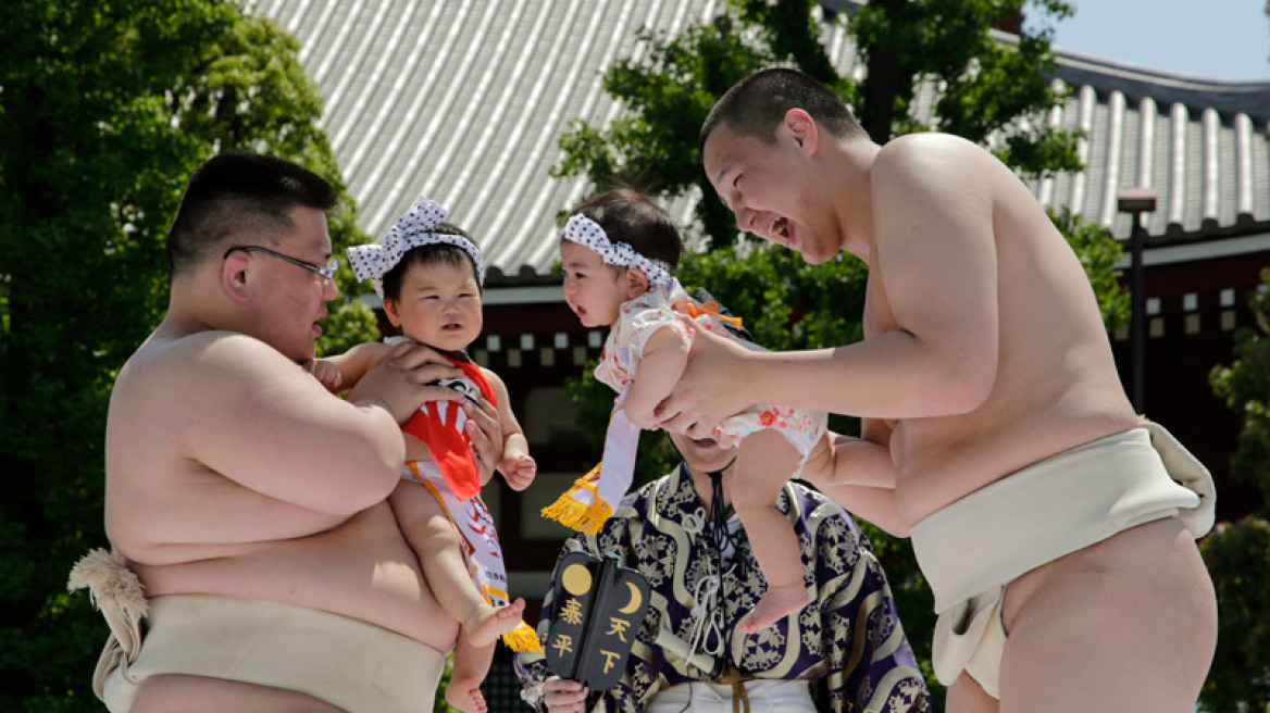 Τι τραβάνε τα βρέφη στην Ιαπωνία: Τα δίνουν σε παλαιστές σούμο για να κερδίσουν διαγωνισμό κλάματος