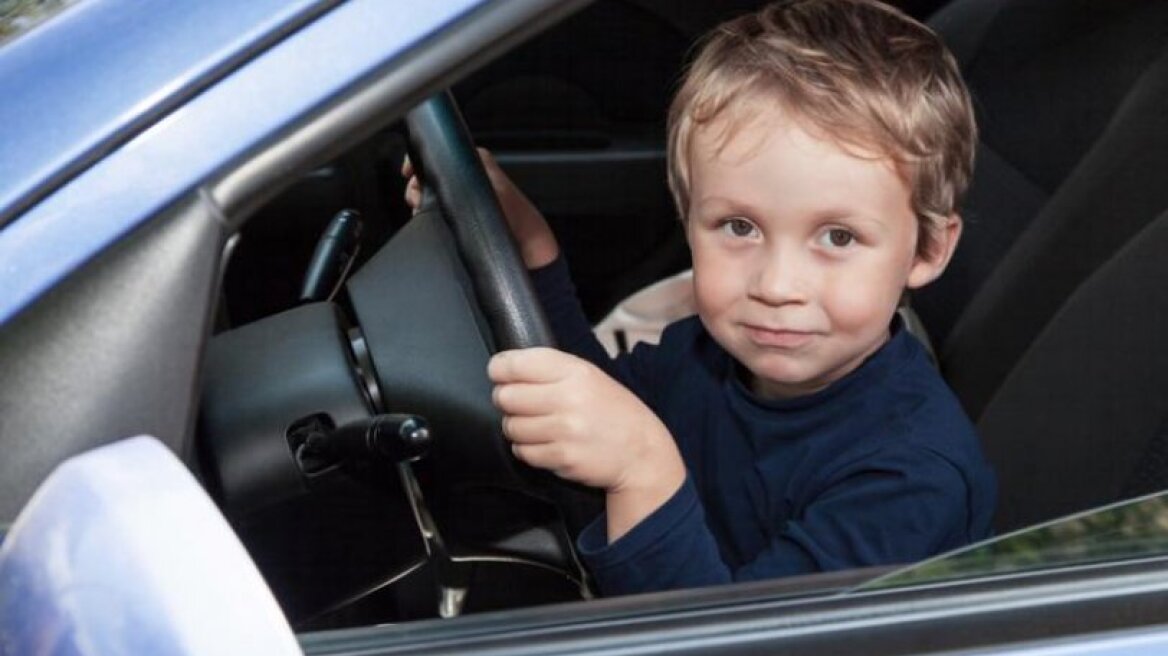 8χρονος μαθαίνει οδήγηση, έχοντας στο αμάξι τον πατέρα του και μια κατσίκα (vid)
