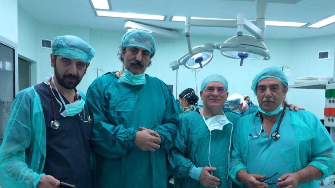 Φωτογραφίες: Νέο σόου Πολάκη με στολή χειρουργείου στο νοσοκομείο Ζακύνθου 