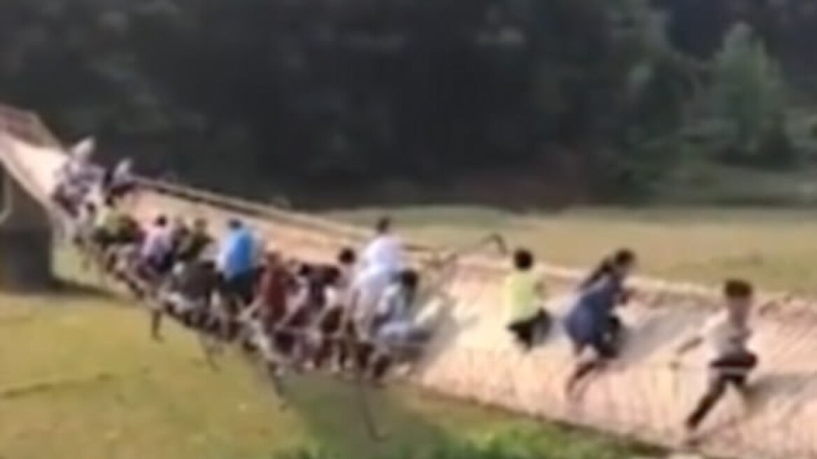 Τρόμος για δεκάδες τουρίστες που βρέθηκαν στο κενό από τις χαλαρές βίδες μιας γέφυρας