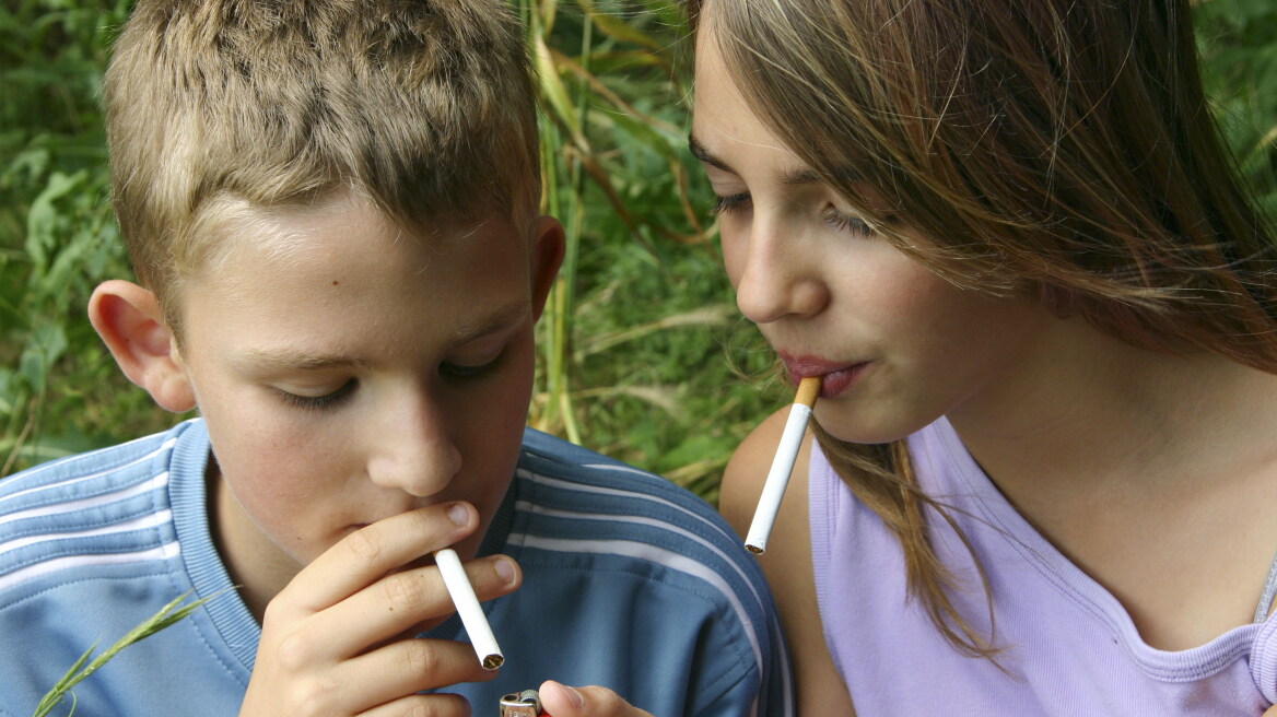Οι έφηβοι που καπνίζουν και τρώνε fast food γερνούν τον εγκέφαλό τους κατά έξι χρόνια