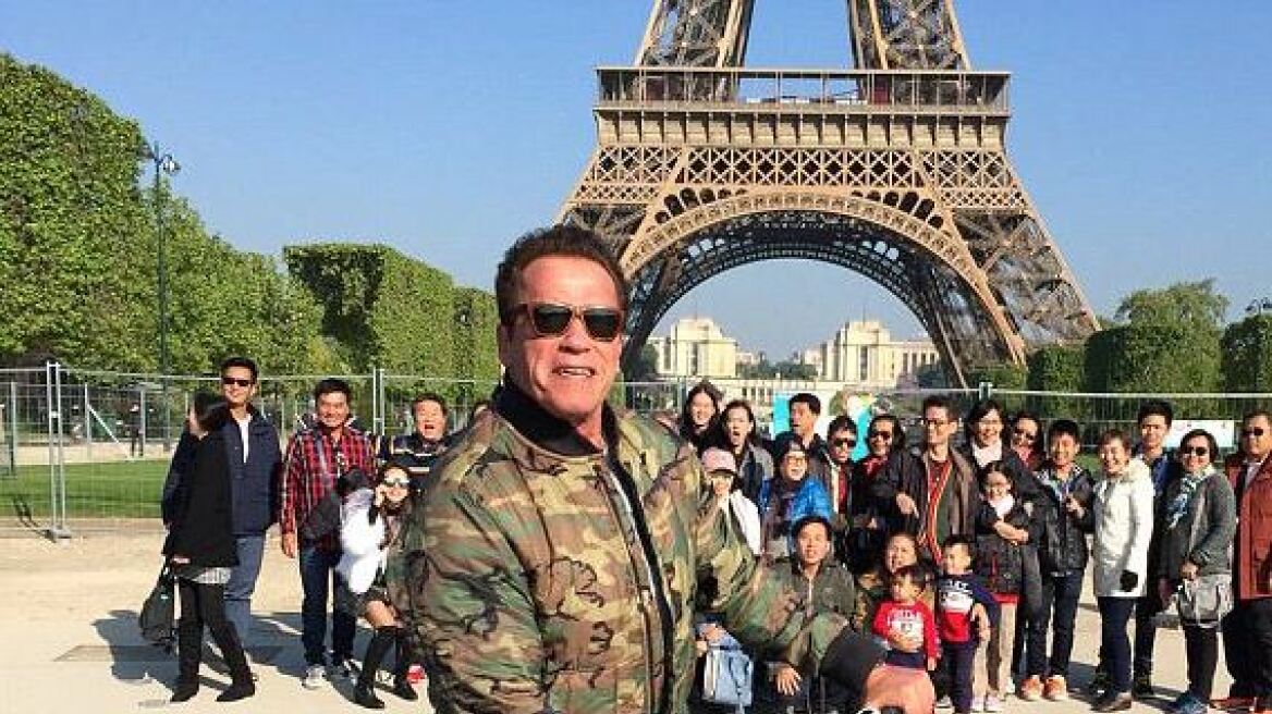 Πώς ο Arnold Schwarzenegger εξόργισε ένα γκρουπ Ταϊλανδέζων κάνοντας... photobombing