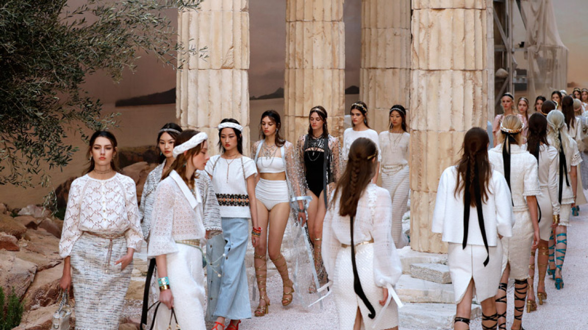 Η Chanel έφερε την Αρχαία Ελλάδα στο Παρίσι - Εντυπωσιακή επίδειξη μόδας 