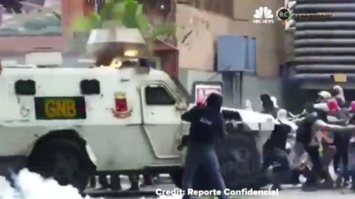 Συγκλονιστικό βίντεο από Βενεζουέλα: Θωρακισμένο όχημα πατά εν ψυχρώ διαδηλωτές