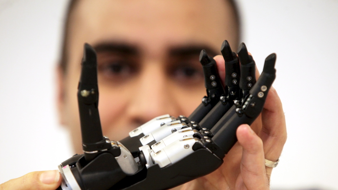 Δημιουργήθηκε βιονικό χέρι με τεχνητή νοημοσύνη: Βλέπει και πιάνει μόνο του! 