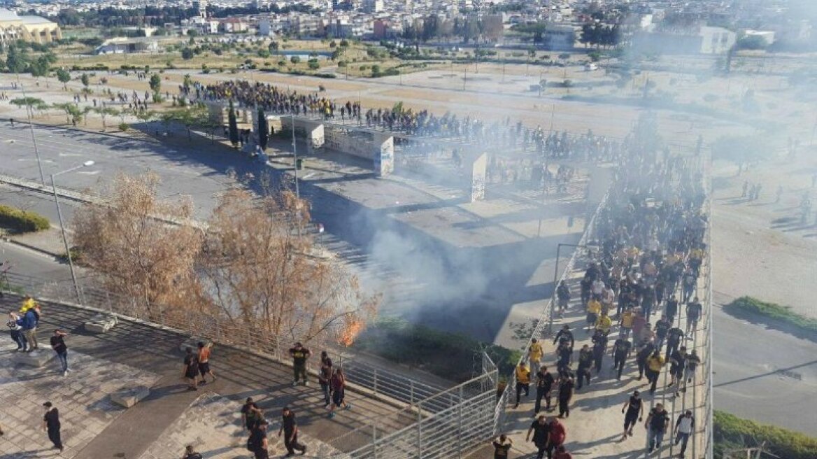 Βίντεο: Δακρυγόνα και πετροπόλεμος μεταξύ οπαδών της ΑΕΚ και αστυνομικών στο Πανθεσσαλικό!
