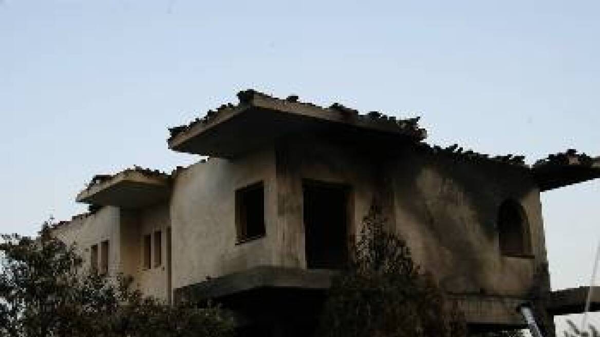 Ξήλωσαν καλώδια από καμένο σπίτι στο Αγρίνιο