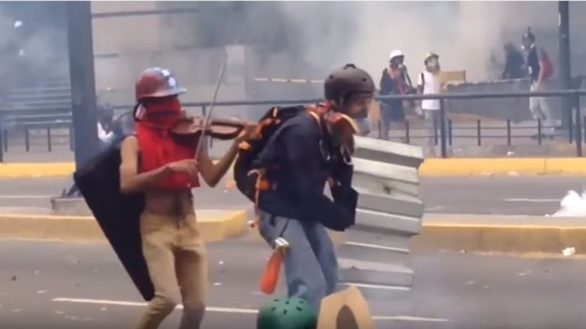 Βίντεο: Βιολιστής διαδηλωτής στη Βενεζουέλα - Απαντά στις σφαίρες με νότες