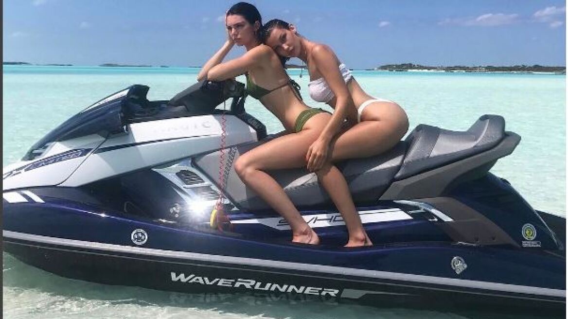 Bella Hadid και Kendall Jenner προτάσσουν τα οπίσθιά τους στις... μυστικές διακοπές τους