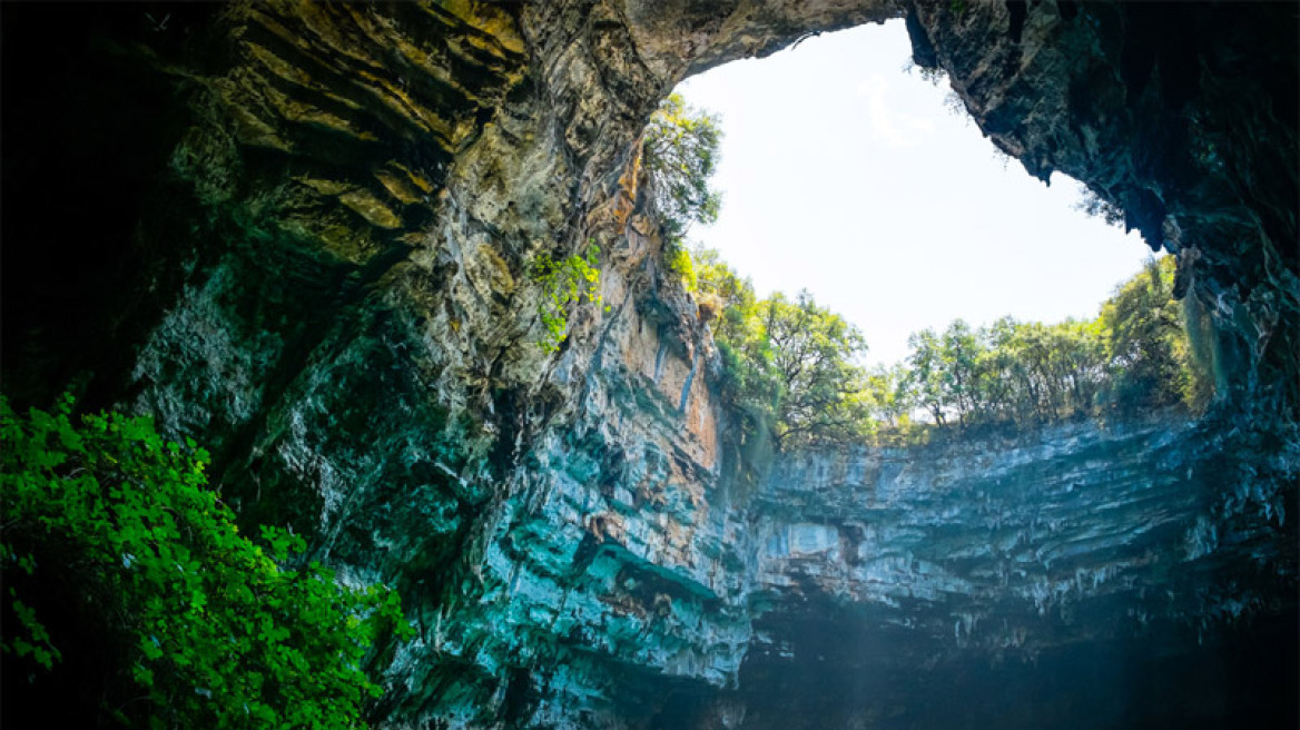 Βίντεο: Το σπήλαιο στη Μελισσάνη της Κεφαλονιάς απλά σε αφήνει άφωνο 