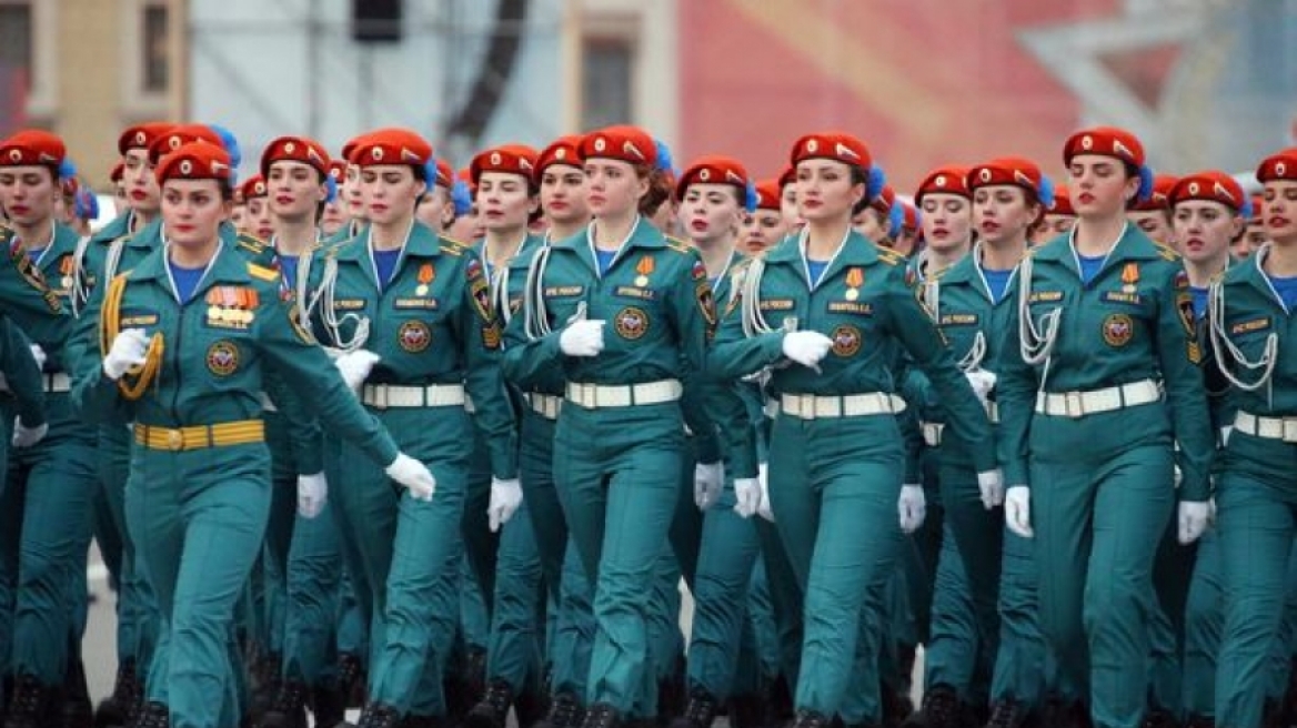 Σείστηκε η Κόκκινη Πλατεία από τις καλλονές στρατιωτίνες του Πούτιν