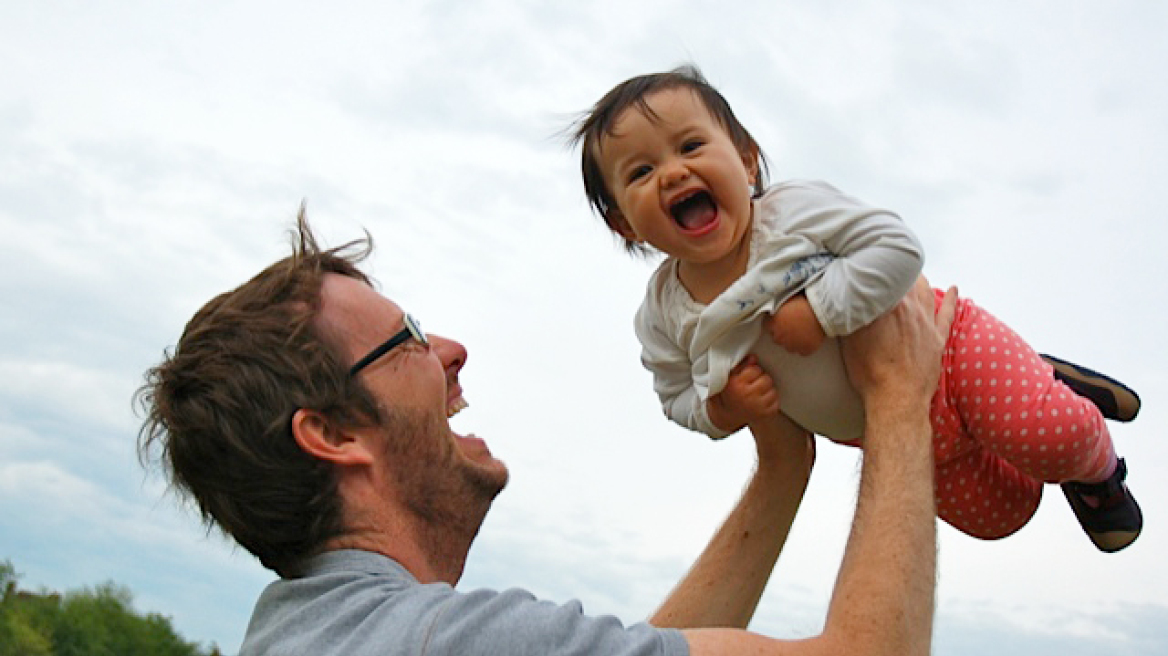 Έρευνα: Οι πατεράδες που αλληλεπιδρούν με τα παιδιά τους συμβάλλουν θετικά στη μεταγενέστερη ευφυΐα τους 