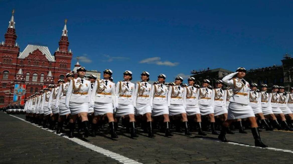 Beautiful Russian soldiers march in Victory Day parade (video)