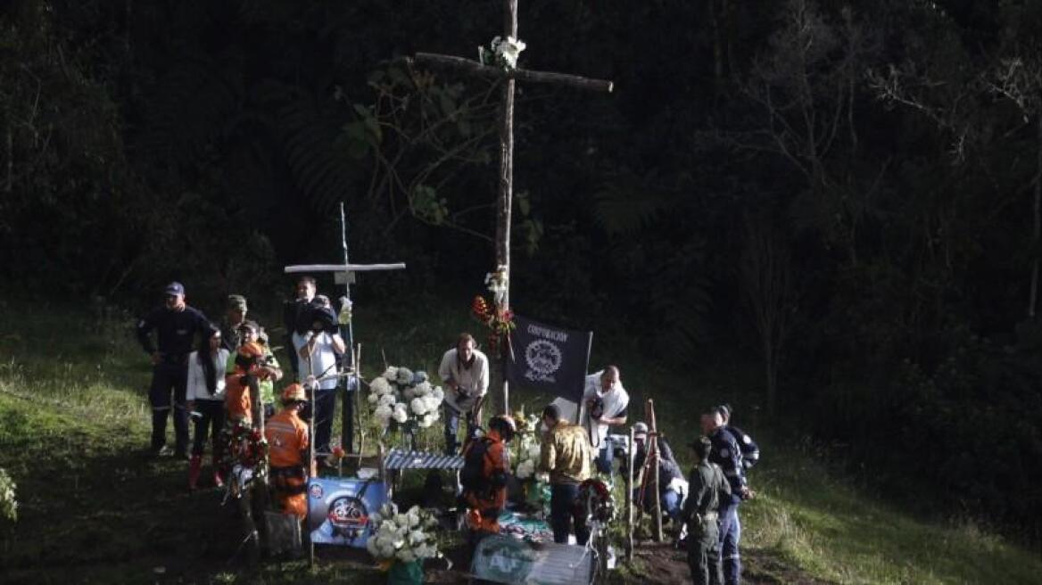 Συγκλονιστικό: Οι επιζώντες της Τσαπεκοένσε επέστρεψαν στο σημείο της συντριβής της πτήσης τους