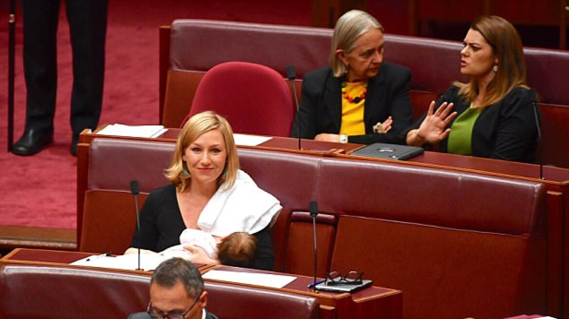 Γερουσιαστής στην Αυστραλία θήλασε μέσα στην αίθουσα συνεδριάσεων