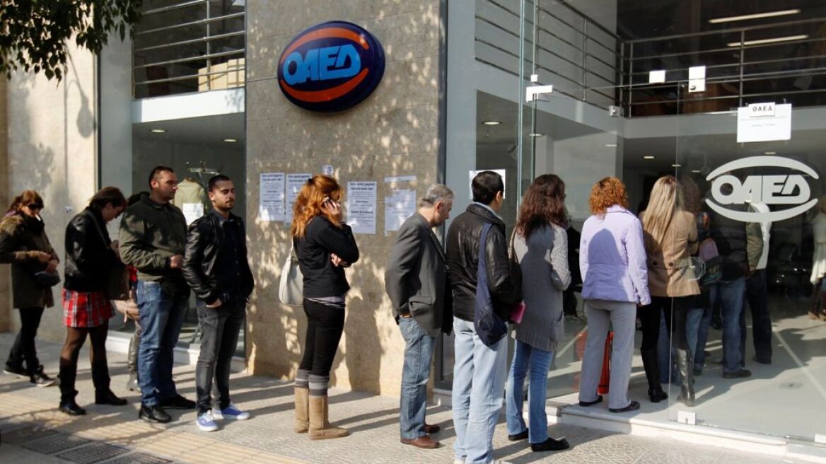 Σχεδόν ένας στους δύο νέους Έλληνες είναι άνεργος, σύμφωνα με την ΕΚΤ