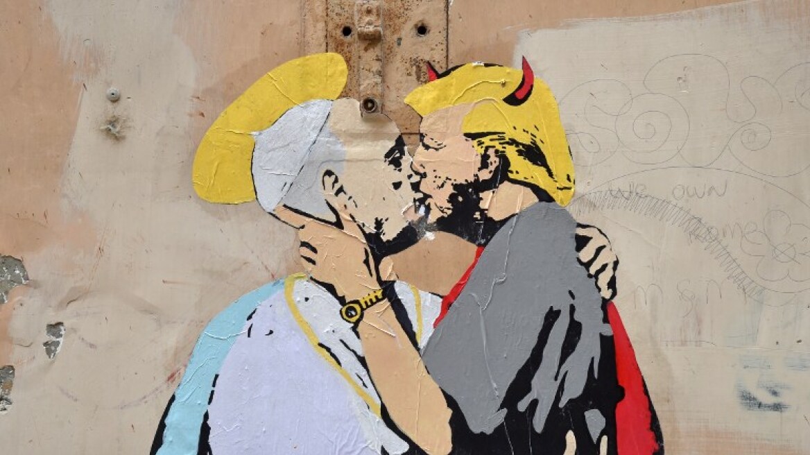 Ο «διάβολος» Τραμπ φιλάει τον Πάπα στο στόμα, κοντά στο Βατικανό