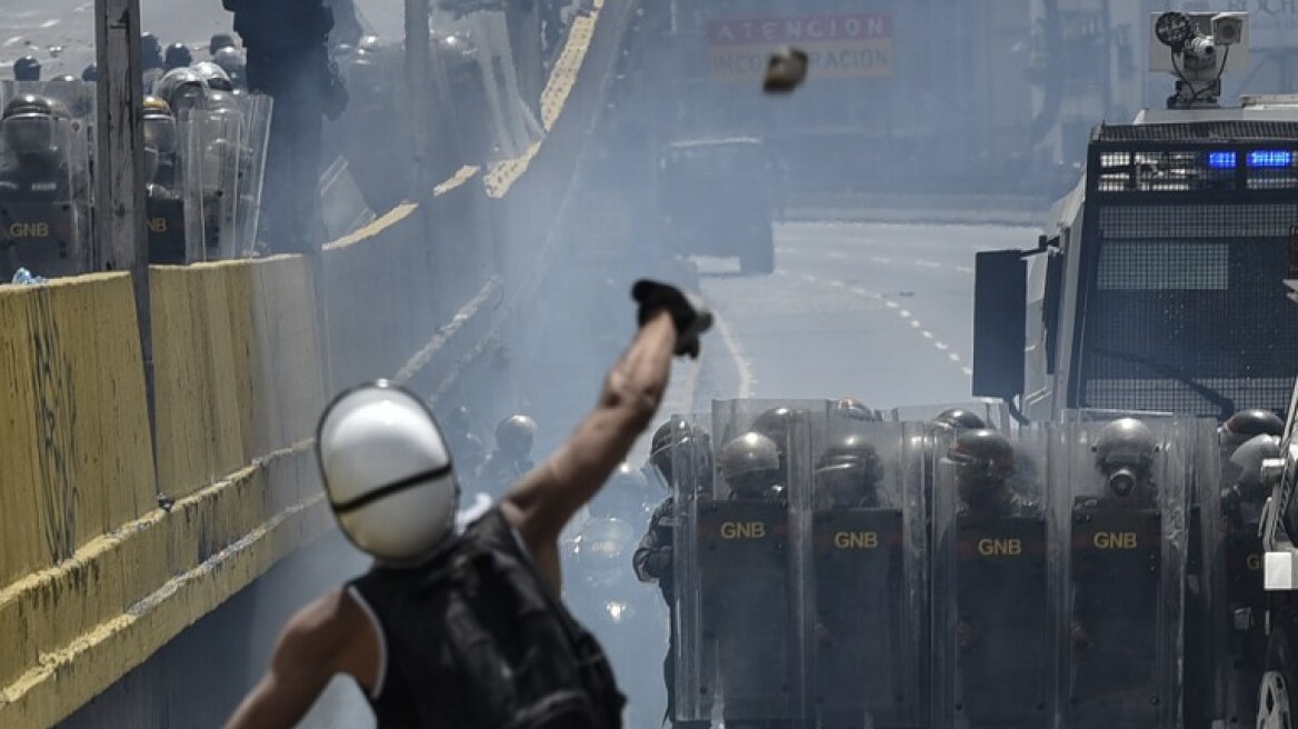 Βενεζουέλα: Δύο νεκροί από τα επεισόδια στην «πορεία των περιττωμάτων»!