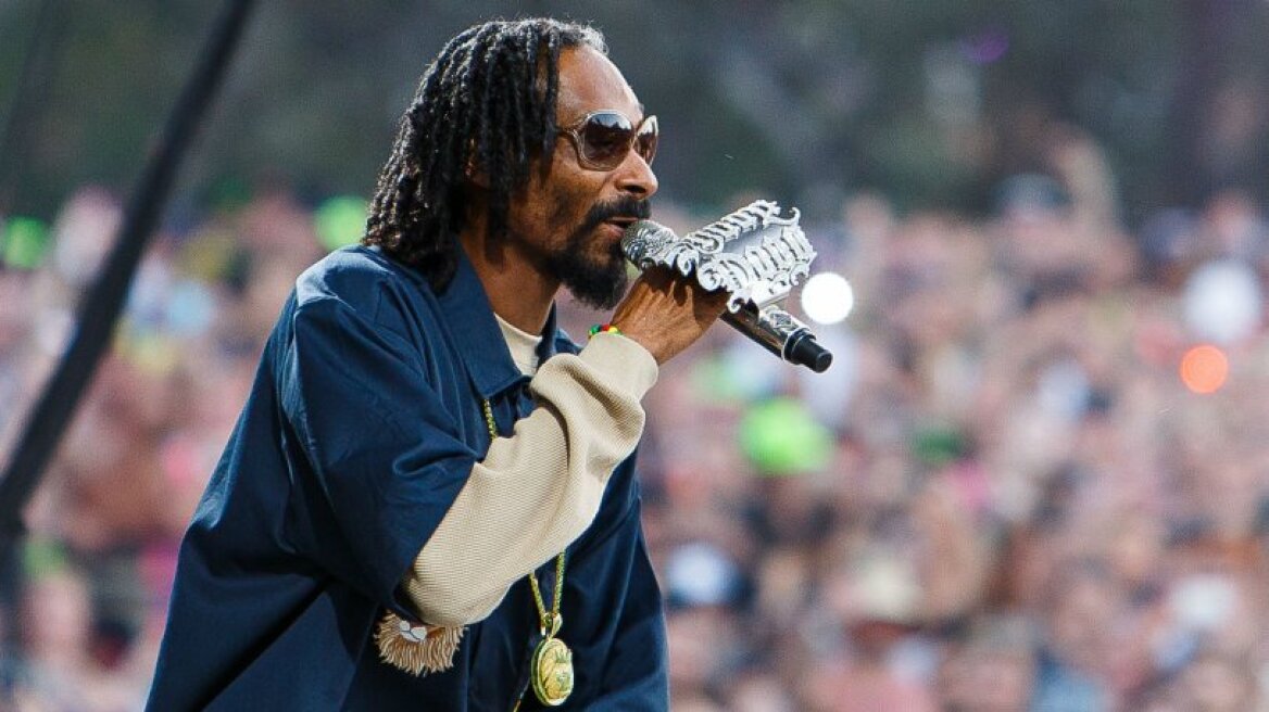 O Snoop Dog ραπάρει και η μεταφράστρια σε νοηματική γλώσσα τα... σπάει (vid)