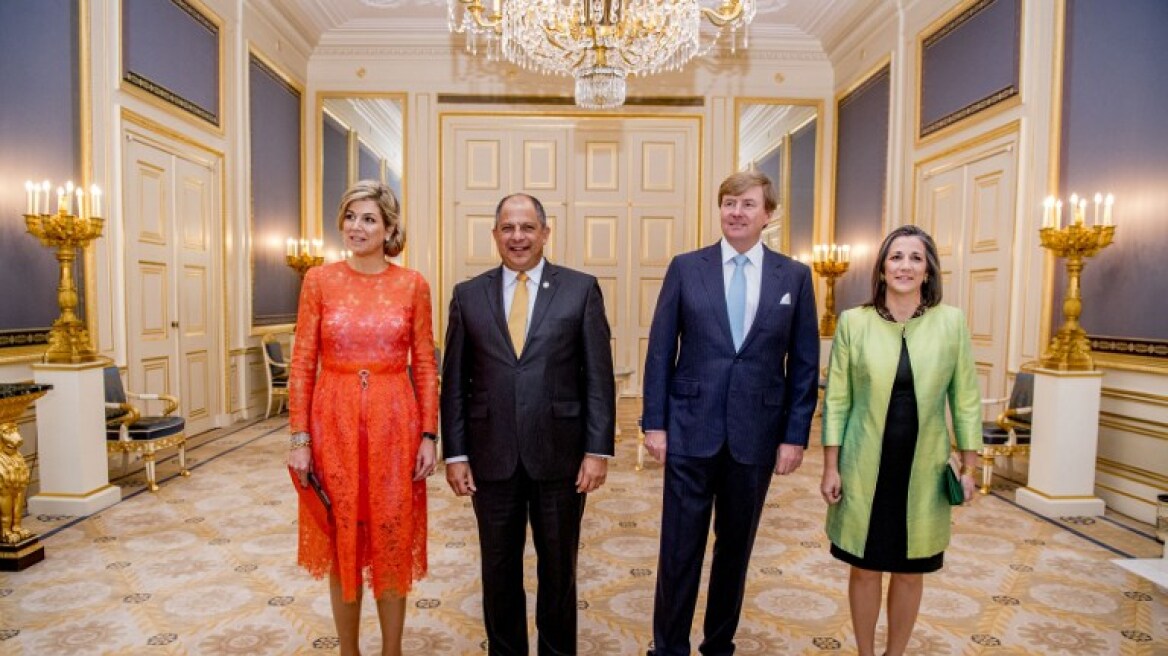 Εντυπωσιακή η βασίλισσα Μαξίμα της Ολλανδίας υποδέχθηκε τον πρόεδρο της Κόστα Ρίκα