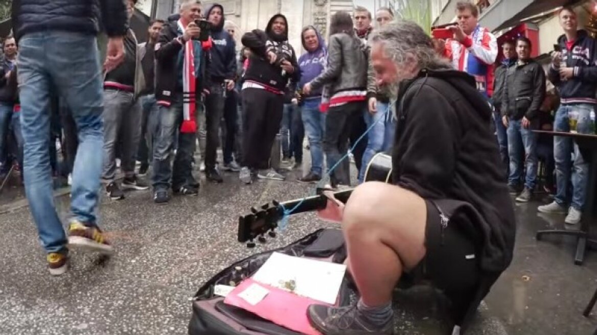 Βίντεο: Πλανόδιος μουσικός στην Λιόν έβγαλε... μηνιάτικο από τους οπαδούς του Άγιαξ! 