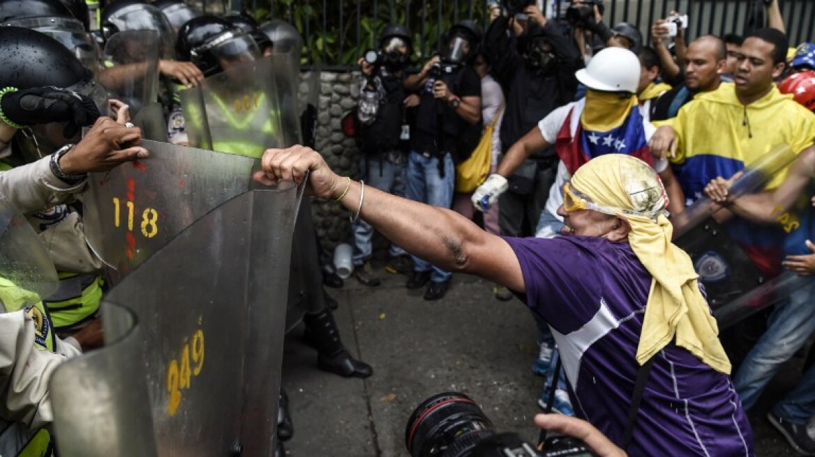 Βενεζουέλα: Τεθωρακισμένα, δακρυγόνα και άγριο ξύλο σε συνταξιούχους