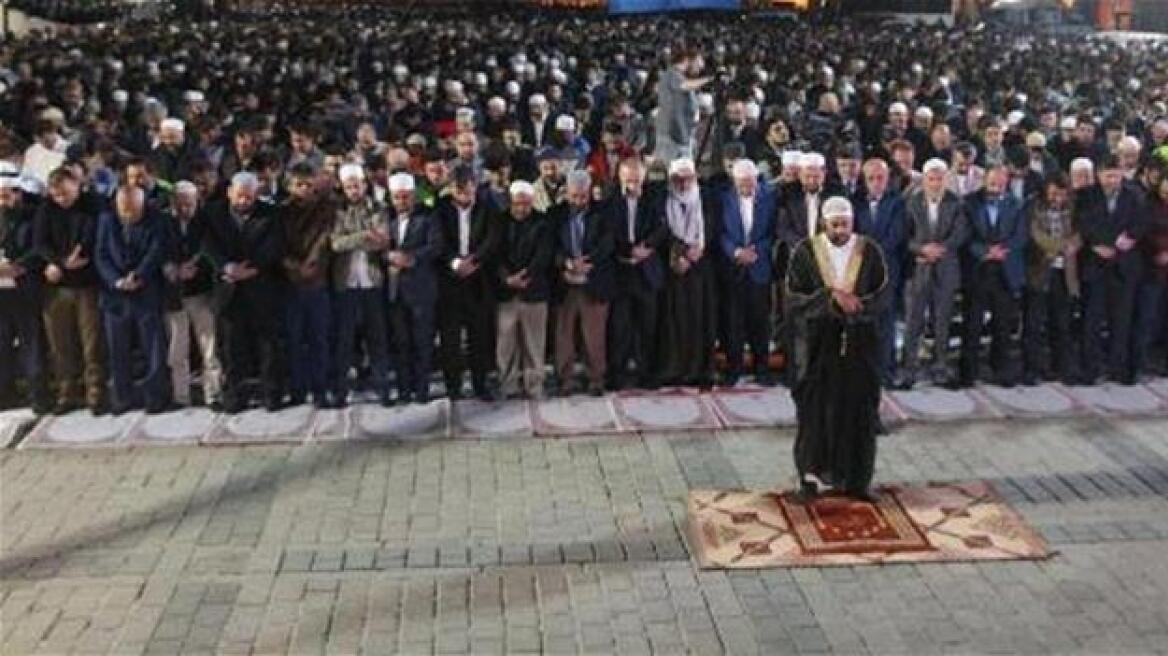 Νέα πρόκληση: Ισλαμιστές προσευχήθηκαν μπροστά από την Αγιά Σοφιά ζητώντας να γίνει τζαμί 