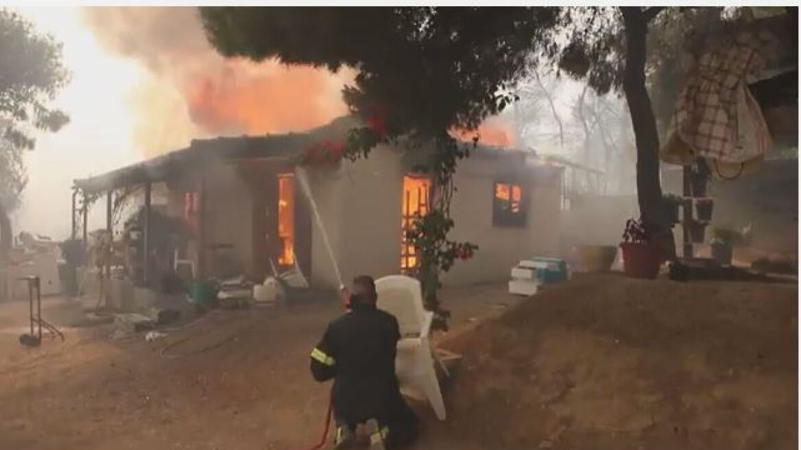 Συγκλονιστικό βίντεο: Σπίτι παραδόθηκε στις φλόγες στη φωτιά των Αγίων Θεοδώρων