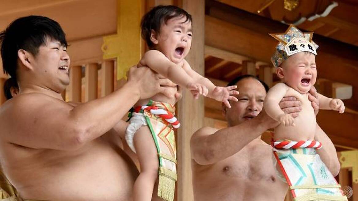 Βίντεο: Γιαπωνέζοι δίνουν τα μωρά τους σε αθλητές του σούμο για να τα κάνουν να κλάψουν 