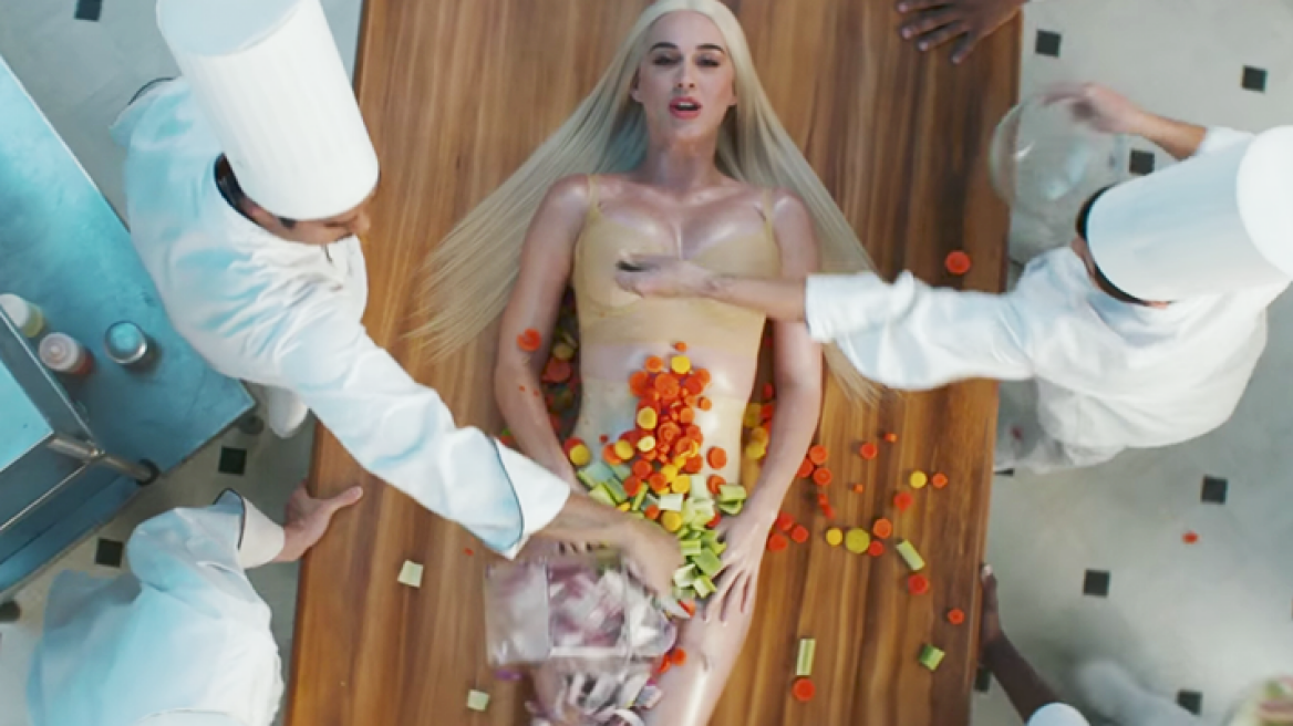 Katy Perry: Χαμός στο διαδίκτυο για το νέο της βίντεο κλιπ με θέμα τον... κανιβαλισμό 