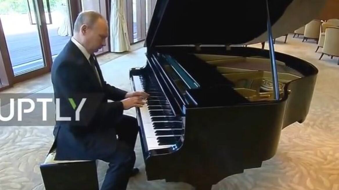 Βίντεο: «Ρεσιτάλ πιάνου» έδωσε ο Πούτιν ενώ περίμενε την συνάντηση με τον Σι Τζινπίνγκ