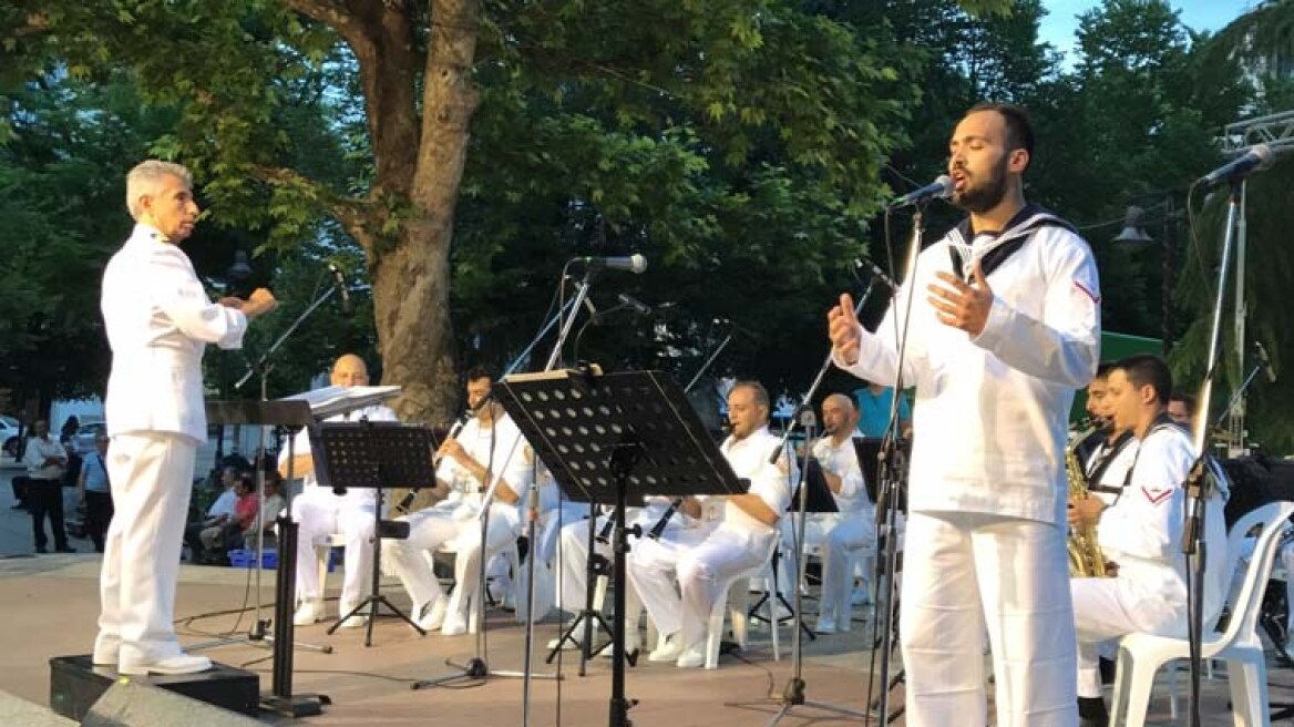 Λάρισα: Η μπάντα του Ναυτικού αφιέρωσε τραγούδι στα θύματα του Σαρανταπόρου