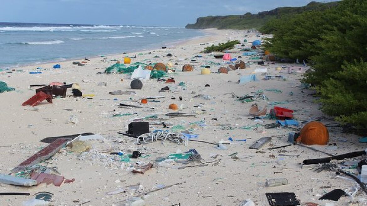 Βρήκαν 38 εκατομμύρια πλαστικά σκουπίδια σε απομονωμένο νησί του Ειρηνικού