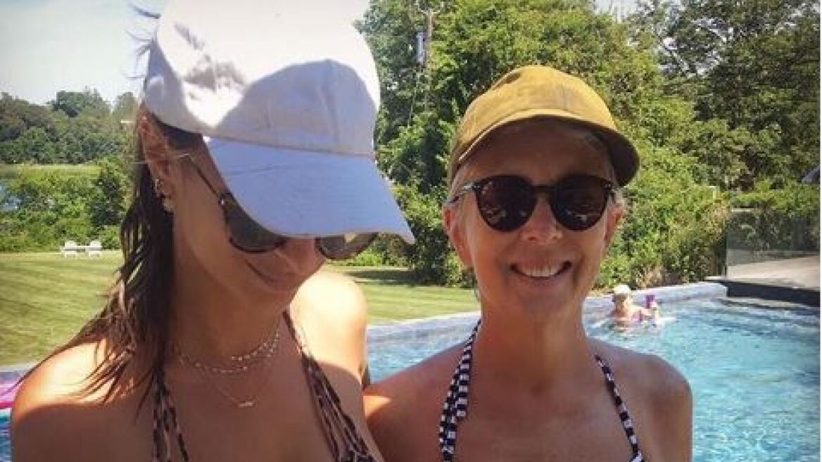Είναι σαφές: Η Emily Ratajkowski πήρε την ομορφιά της από την μαμά της