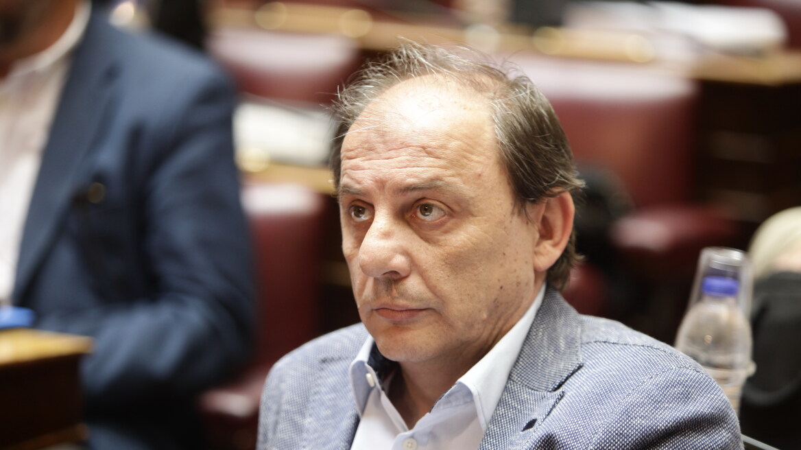 «Δεν γνωρίζω οικονομικά, μόνο μπακαλίστικα», παραδέχθηκε ο εισηγητής του ΣΥΡΙΖΑ για το 4ο μνημόνιο!