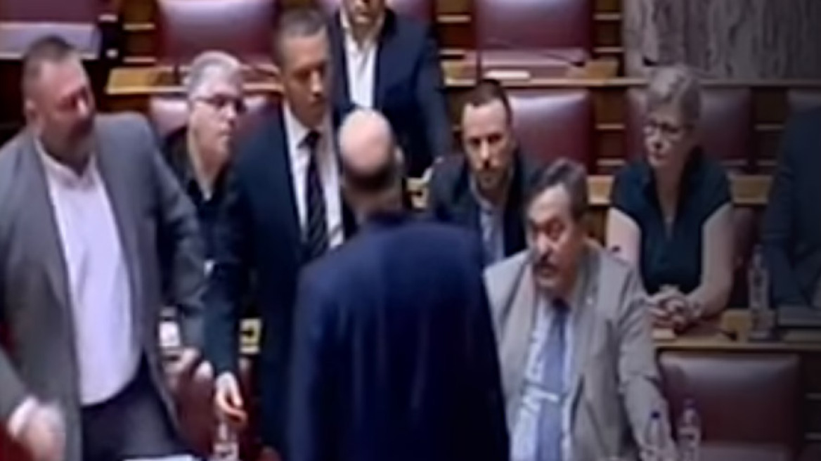 Ο σκηνοθέτης στο κανάλι της Βουλής παραδέχεται: Δεν έχει καταγραφεί η χειροδικία Κασιδιάρη