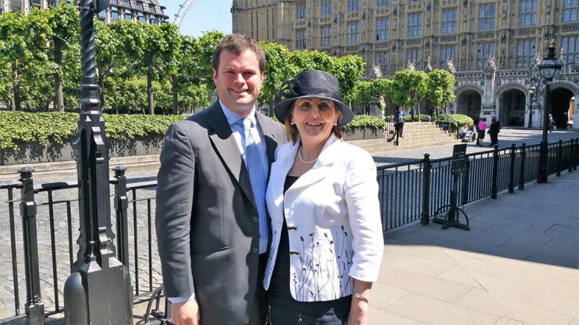 Ο «Μακρόν» της Βρετανίας: 38χρονος βουλευτής παντρεύεται την 66χρονη σύντροφό του