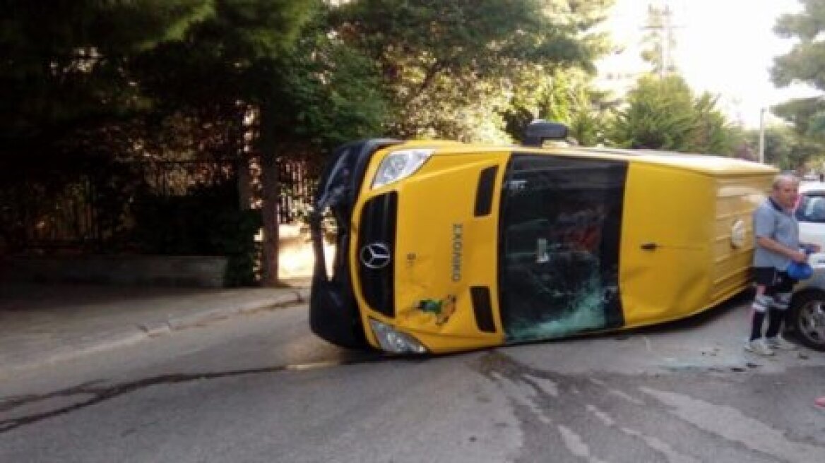 Ανετράπη σχολικό λεωφορείο στα Βριλήσσια - Στο νοσοκομείο ο οδηγός 
