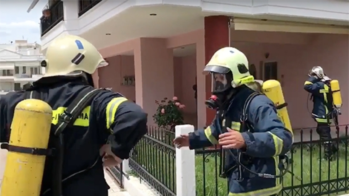 Αλεξανδρούπολη: Πυροσβέστες βγάζουν από φλεγόμενο διαμέρισμα ηλικιωμένη