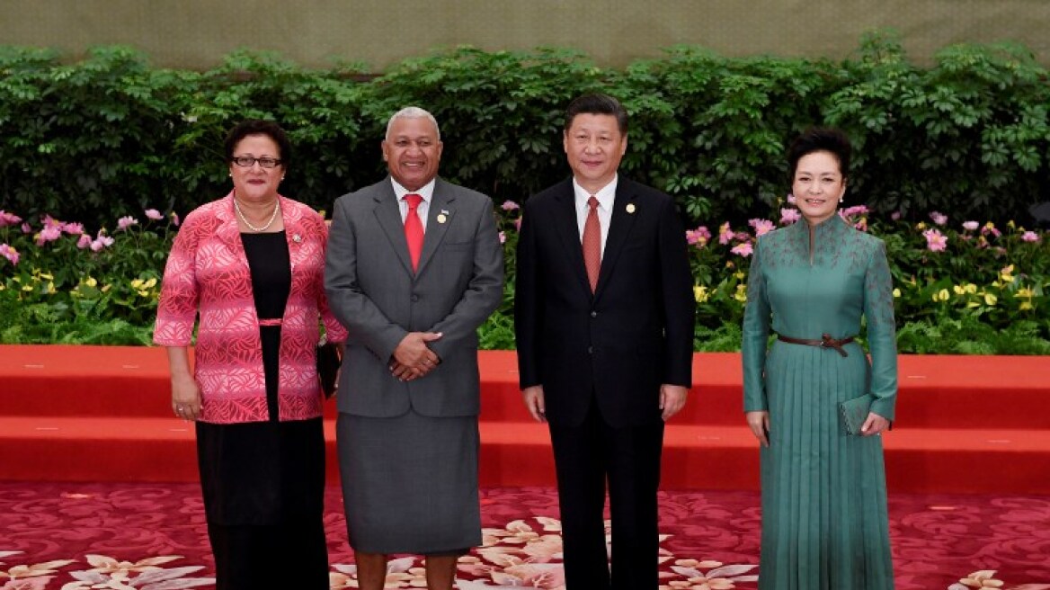 Άνδρας πρωθυπουργός έκανε επίσημη επίσκεψη στο Πεκίνο με φούστα και σανδάλια