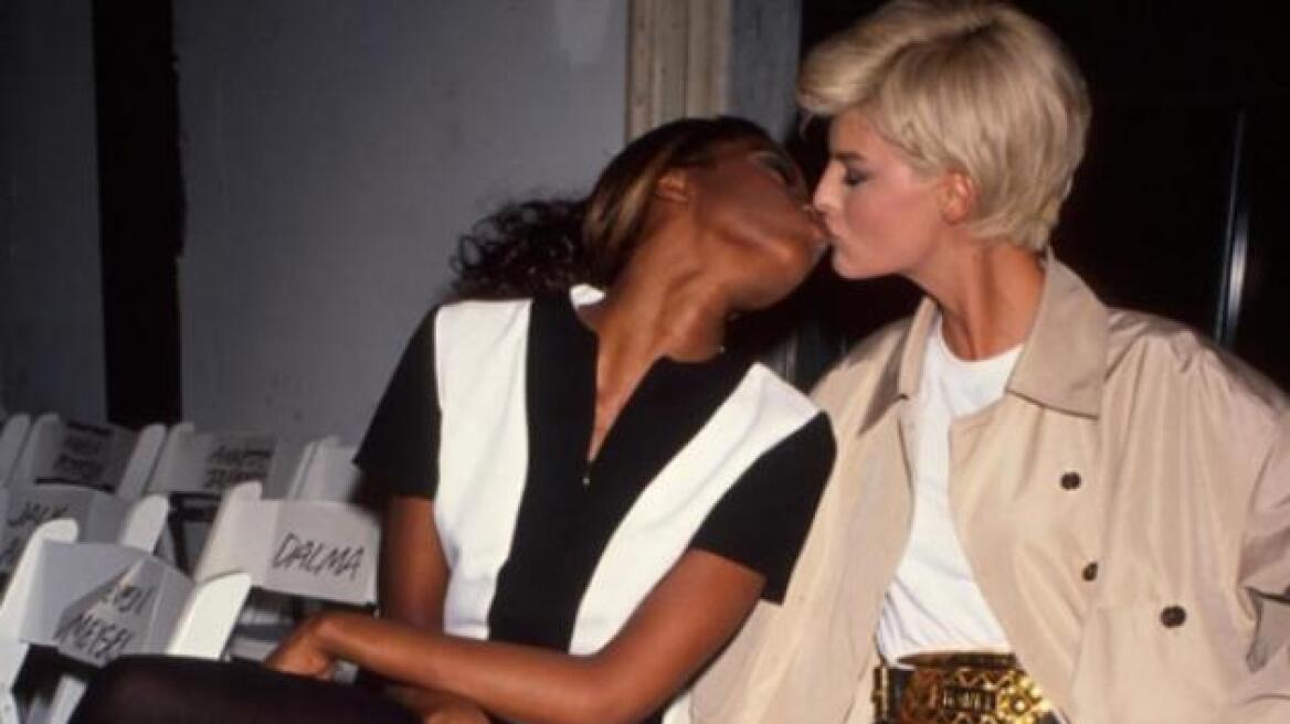 Η Νaomi Campbell φιλάει την Linda Evangelista στο στόμα και της εύχεται «χρόνια πολλά» 