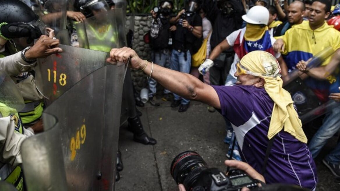 Βενεζουέλα: Σκοτώθηκε έφηβος διαδηλωτής - Στους 43 οι νεκροί στις αντικυβερνητικές διαδηλώσεις 