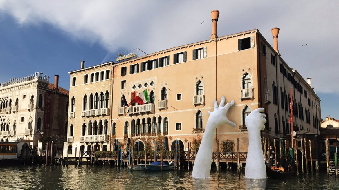 Βίντεο: Γιγαντιαία χέρια «αναδύονται» από τα κανάλια της Βενετίας