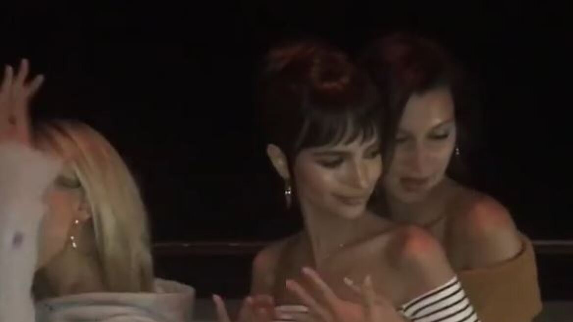 Βίντεο: H Bella Hadid χορεύει σε τρελούς ρυθμούς και πιάνει το στήθος της Ratajkowski